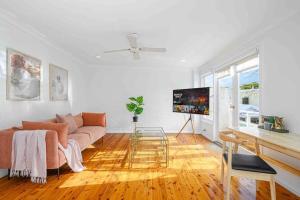 悉尼Victorian Dream Terrace CBD的带沙发和平面电视的客厅