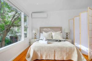 悉尼Victorian Dream Terrace CBD的白色的卧室设有床和大窗户