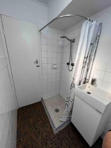 悉尼Victorian Dream Terrace CBD的带淋浴和盥洗盆的白色浴室