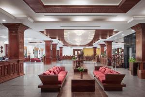 暹粒吴哥天堂酒店的大楼里带红色沙发的大堂
