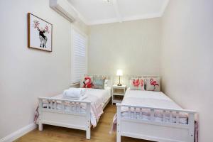 悉尼Sydney CBD Waterview apartment56的一间卧室设有两张床和窗户。