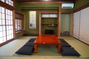 ShisoLOOP-shiso的客厅配有木桌和长凳