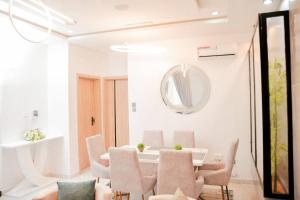 拉各斯Luxury 4bed Harris Drive Lekki的一间带桌椅和镜子的用餐室