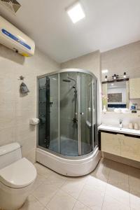 河内Golden Sun Hotel的带淋浴、卫生间和盥洗盆的浴室