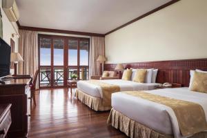 暹粒吴哥天堂酒店的酒店客房设有两张床和一个阳台。