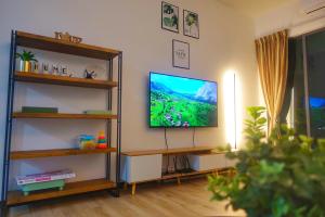 北赖Monstera Meritus Homestay - Penang Butterworth Prai 1-8PAX的客厅设有壁挂式平面电视。