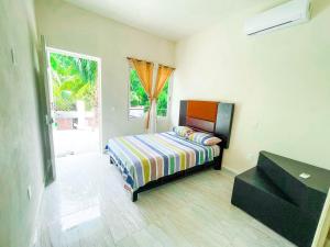 巴卡拉尔Hotel Vias Maya Bacalar的一间小卧室,配有床和窗户