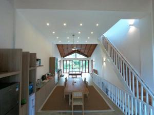 帕西库达Vandalous Bay的一间带桌子和楼梯的客厅