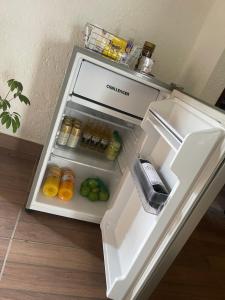里奥内格罗PonteMonte Suite的装满食物和饮料的开放式冰箱