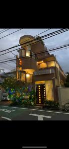 东京新宿の家-畳み3人部屋的前面花繁多的建筑