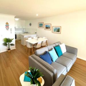 卡巴雷塔海滩Cabarita Beachfront Apartments by Kingscliff Accommodation的客厅配有沙发和桌子