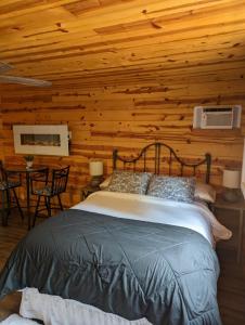 North ForkRed Barn Retreat的一间卧室设有一张床和木墙