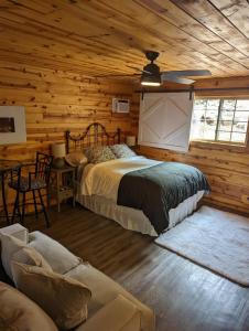 North ForkRed Barn Retreat的小木屋内一间卧室,配有一张床