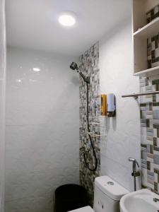 Mini Home Traveller’s Inn的浴室配有白色卫生间和淋浴。