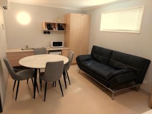 Sea LakeLake Tyrrell Accommodation LTA的客厅配有沙发和桌子