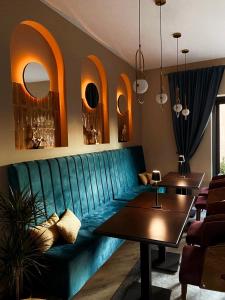 苏博蒂察AVIOR Garni Hotel的客厅配有绿色沙发和桌子