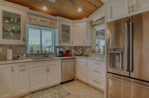 Summerland KeyRelaxing 2 2 Get Away in the Lower Keys! home的厨房配有白色橱柜和不锈钢冰箱