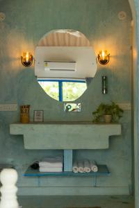 卡纳科纳One At Goa的浴室设有镜子、水槽和毛巾