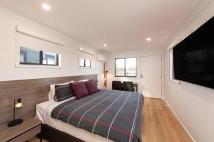 皮里港Breakfree Port Pirie的一间卧室配有一张床和一台平面电视