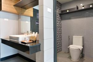曼谷Raweewan Residence hotel的一间带水槽和卫生间的浴室