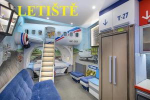 赫林斯科Hotel Kocourkov的飞机间 - 带一张床和飞机壁画