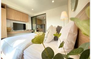 华欣Lahabana Resort的卧室配有一张大白色床和电视。