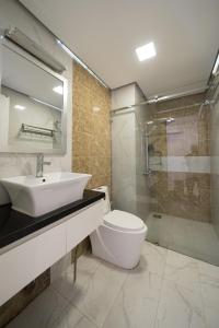 胡志明市GoldView Apartment - District 4的一间带水槽、卫生间和淋浴的浴室
