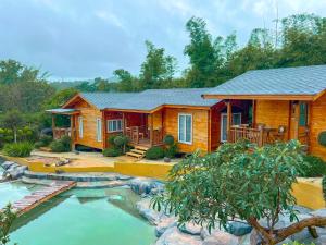 考科Soundless Resort的小木屋前面设有池塘