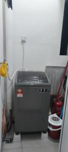 北赖Meritus Service Apartment的室内的热水器