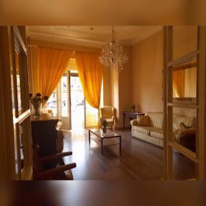 维亚雷焦Room in Guest room - Viareggio Top Deco versilia的带沙发和吊灯的客厅