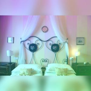 维亚雷焦Room in Guest room - Viareggio Top Deco versilia的一间卧室,配有一张带心形床头板的床