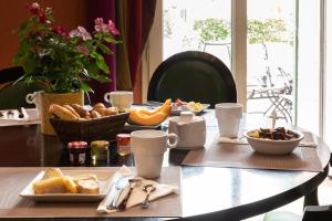 尼姆贝斯特韦斯特劳兰杰里酒店的一张桌子上放着一盘面包和水果