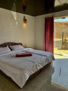 Sa‘ab Banī KhamīsBalcony walk rest house Jabal shams的一间卧室设有一张大床和窗户