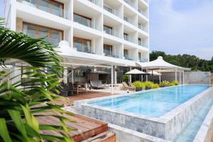 卡农Elite Atoll Khanom - Luxury Coastal Escape的酒店前的游泳池