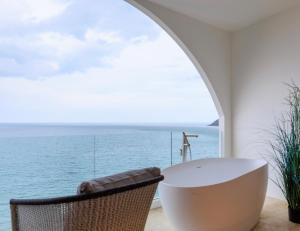 卡农Elite Atoll Khanom - Luxury Coastal Escape的带浴缸的浴室,享有海景。