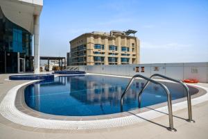 迪拜Furnished Apartment For Rent In Saba 3, Jlt的大楼前的大型游泳池