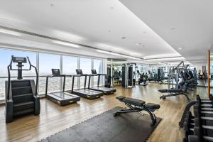 迪拜Furnished Apartment For Rent In Saba 3, Jlt的大楼内带跑步机和健身器材的健身房