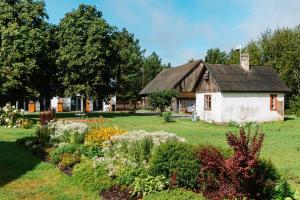 BērzciemsZUŠU KLĒTS的一座带花园的古老房子