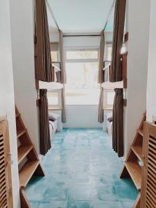 坎古Kos One Hostel的客房铺有蓝色瓷砖地板,配有双层床。