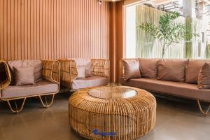 科隆Tropicasa Coron Resort & Hotel的客厅配有两张沙发和一张桌子