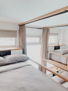 坎古Kos One Hostel的一间卧室设有两张双层床和一扇窗户。