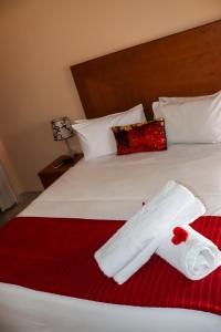 NqutuMeet Mekaar Resorts - Nquthu Hotel的酒店客房,配有带两条毛巾的床