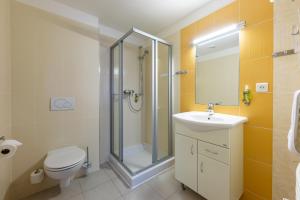 多尔尼莫拉瓦Penzion Terezka的带淋浴、卫生间和盥洗盆的浴室