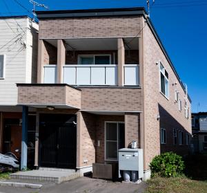 函馆Villa Futaba若松町的砖屋,上面设有阳台