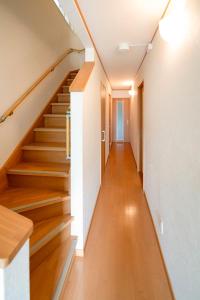 函馆Villa Futaba若松町的一座铺有木地板的房屋内的楼梯