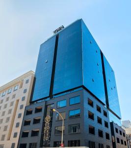 开普敦The Tokyo Aparthotel by Totalstay的城市街道上高大的蓝色建筑