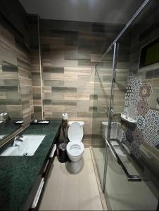 Ban Pa Sangบ้านยุ้งฮีลล์รีสอร์ท Baan Yung Hill Resort的一间带卫生间和水槽的浴室