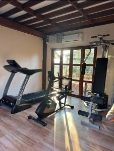 Ban Pa Sangบ้านยุ้งฮีลล์รีสอร์ท Baan Yung Hill Resort的健身房设有跑步机,健身房提供健身自行车