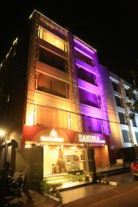 古尔冈Hotel Sakura by Maps的一座紫色和粉色的建筑