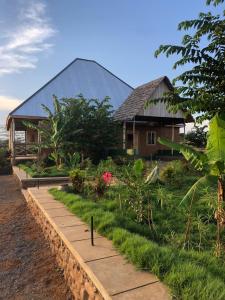 姆托瓦姆布Jua Manyara Lodge & Camp Site的前面有小路的房子